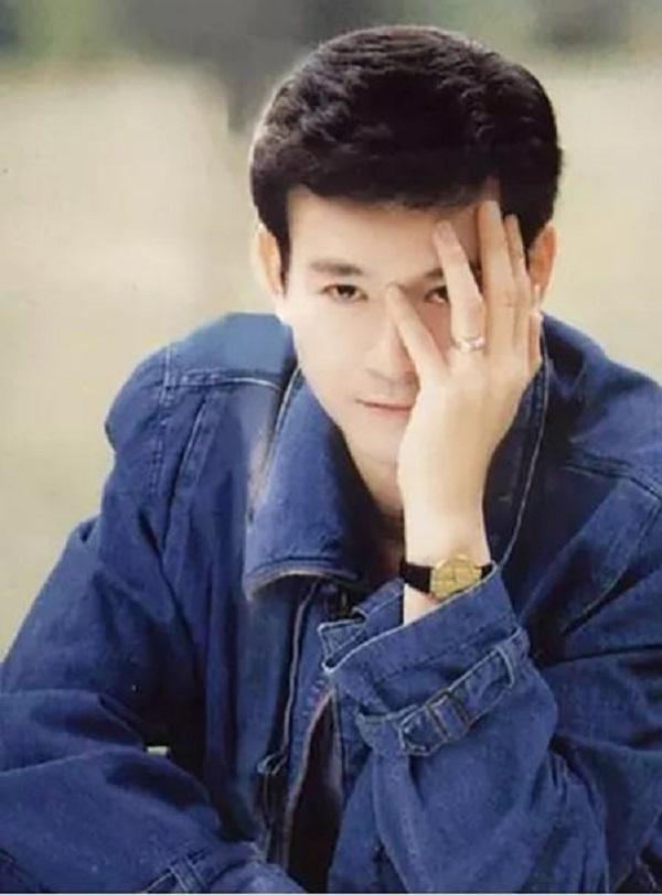 隱瞞了29年,71歲鄭少秋現任老婆近照大曝光,網友:難怪當年不要沈殿霞了!