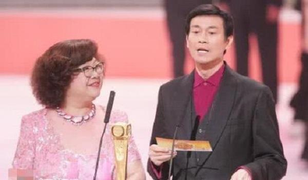 隱瞞了29年,71歲鄭少秋現任老婆近照大曝光,網友:難怪當年不要沈殿霞了!