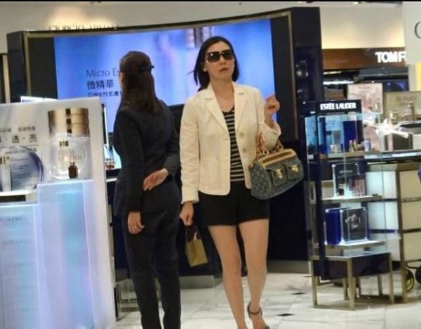 隱瞞了29年,71歲鄭少秋現任老婆近照大曝光,網友:難怪當年不要沈殿霞了!