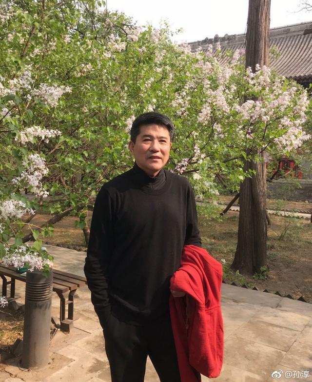 一生一世一雙人!「長相帥又專情」娶大學同學恩愛至今 「62歲仍無子」把老婆寵成公主