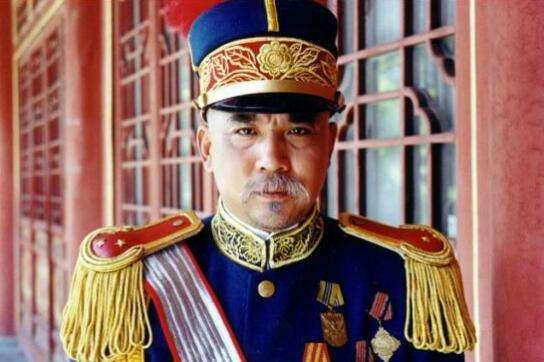 一生一世一雙人!「長相帥又專情」娶大學同學恩愛至今 「62歲仍無子」把老婆寵成公主