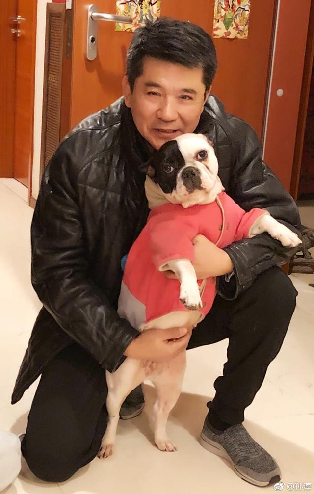 一生一世一雙人!「長相帥又專情」娶大學同學恩愛至今 「62歲仍無子」把老婆寵成公主