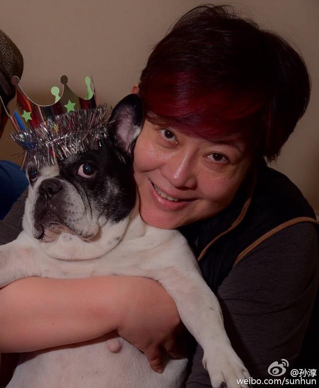 一生一世一雙人!「長相帥又專情」娶大學同學恩愛至今 「62歲仍無子」把老婆寵成公主