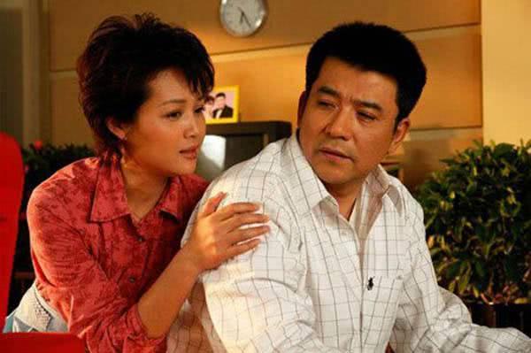 一生一世一雙人!「長相帥又專情」娶大學同學恩愛至今 「62歲仍無子」把老婆寵成公主