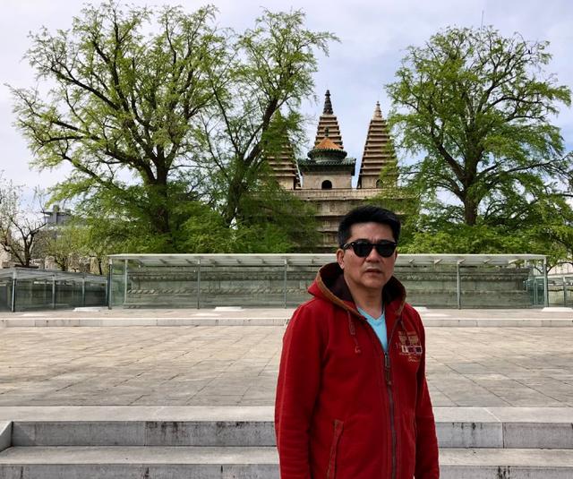 一生一世一雙人!「長相帥又專情」娶大學同學恩愛至今 「62歲仍無子」把老婆寵成公主