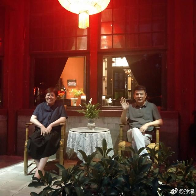 一生一世一雙人!「長相帥又專情」娶大學同學恩愛至今 「62歲仍無子」把老婆寵成公主