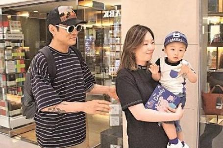 曾發不婚宣言！杜德偉「老來得子」喜當全職奶爸　「滿臉父愛」連吃飯都要抱著兒子
