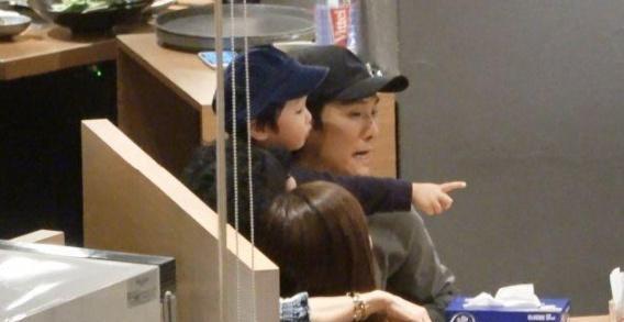 曾發不婚宣言！杜德偉「老來得子」喜當全職奶爸　「滿臉父愛」連吃飯都要抱著兒子