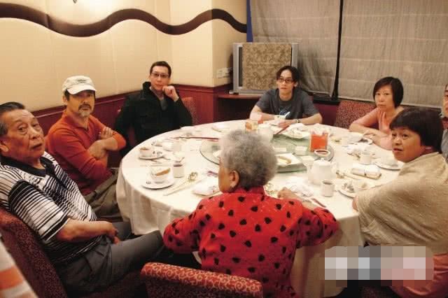 周潤發捐身家前「給手足各買一房」 姐打工發哥遭批「不關心家人」她大怒:我自豪的弟弟