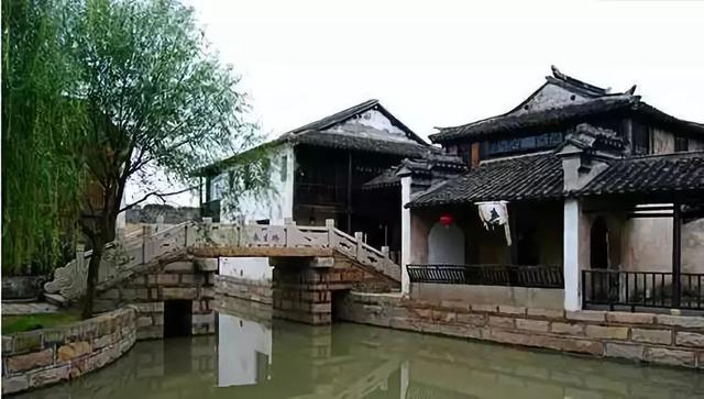 此生一定要去這「7個古色古香的小鎮」逛逛！第四處彷彿穿越時空回到過去