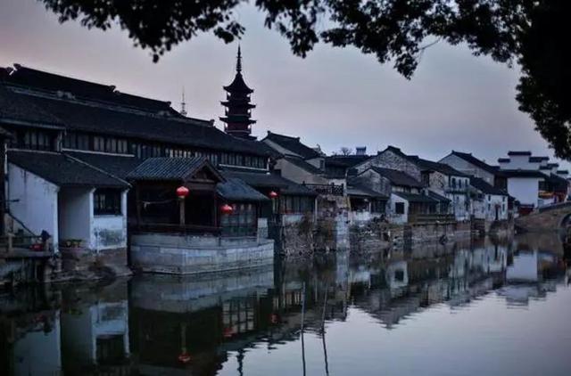 此生一定要去這「7個古色古香的小鎮」逛逛！第四處彷彿穿越時空回到過去