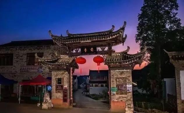 此生一定要去這「7個古色古香的小鎮」逛逛！第四處彷彿穿越時空回到過去