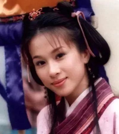 她曾飾「成龍的妹妹、和張衛健搭檔」歷經丈夫財務危機!如今過得低調幸福