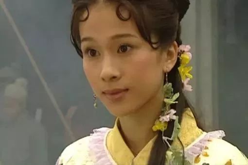 她曾飾「成龍的妹妹、和張衛健搭檔」歷經丈夫財務危機!如今過得低調幸福