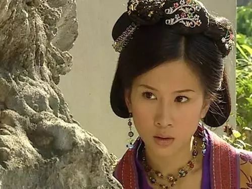 她曾飾「成龍的妹妹、和張衛健搭檔」歷經丈夫財務危機!如今過得低調幸福