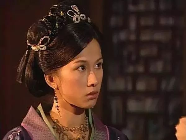 她曾飾「成龍的妹妹、和張衛健搭檔」歷經丈夫財務危機!如今過得低調幸福