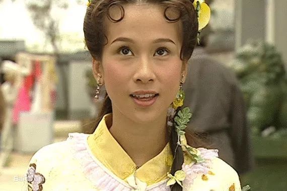 她曾飾「成龍的妹妹、和張衛健搭檔」歷經丈夫財務危機!如今過得低調幸福