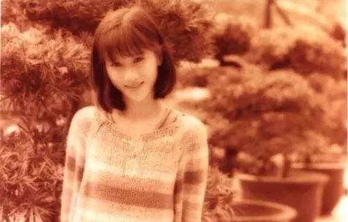 她曾飾「成龍的妹妹、和張衛健搭檔」歷經丈夫財務危機!如今過得低調幸福