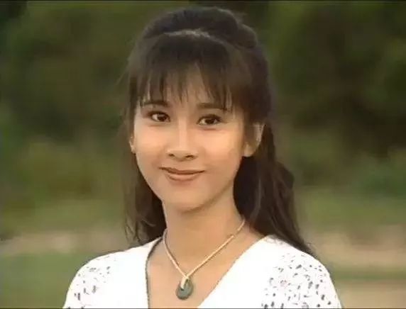 她曾飾「成龍的妹妹、和張衛健搭檔」歷經丈夫財務危機!如今過得低調幸福