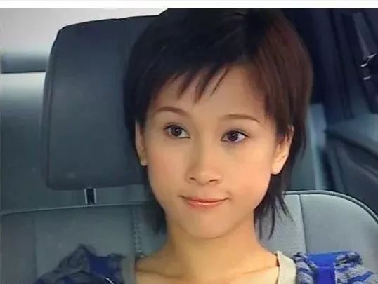 她曾飾「成龍的妹妹、和張衛健搭檔」歷經丈夫財務危機!如今過得低調幸福