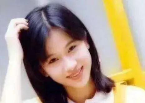 她曾飾「成龍的妹妹、和張衛健搭檔」歷經丈夫財務危機!如今過得低調幸福