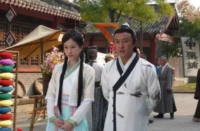 她曾飾「成龍的妹妹、和張衛健搭檔」歷經丈夫財務危機!如今過得低調幸福