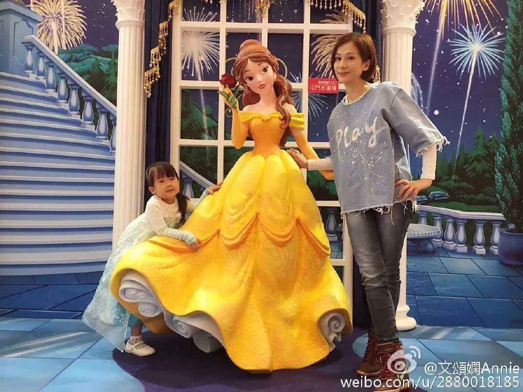 她曾飾「成龍的妹妹、和張衛健搭檔」歷經丈夫財務危機!如今過得低調幸福