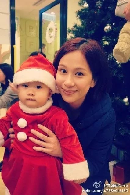 她曾飾「成龍的妹妹、和張衛健搭檔」歷經丈夫財務危機!如今過得低調幸福