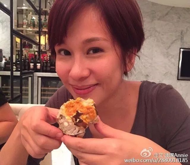 她曾飾「成龍的妹妹、和張衛健搭檔」歷經丈夫財務危機!如今過得低調幸福