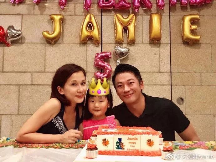 她曾飾「成龍的妹妹、和張衛健搭檔」歷經丈夫財務危機!如今過得低調幸福