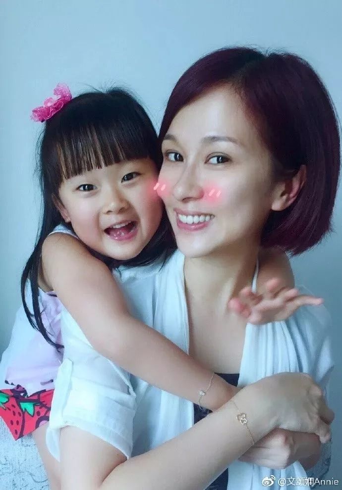 她曾飾「成龍的妹妹、和張衛健搭檔」歷經丈夫財務危機!如今過得低調幸福