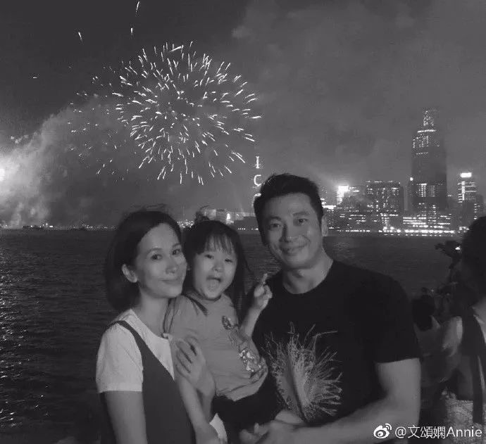 她曾飾「成龍的妹妹、和張衛健搭檔」歷經丈夫財務危機!如今過得低調幸福