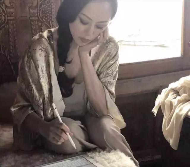 她曾嫁鐘鎮濤、與富商交往背負「香港第一妖女」罵名!如今逆轉命運活得精彩自在