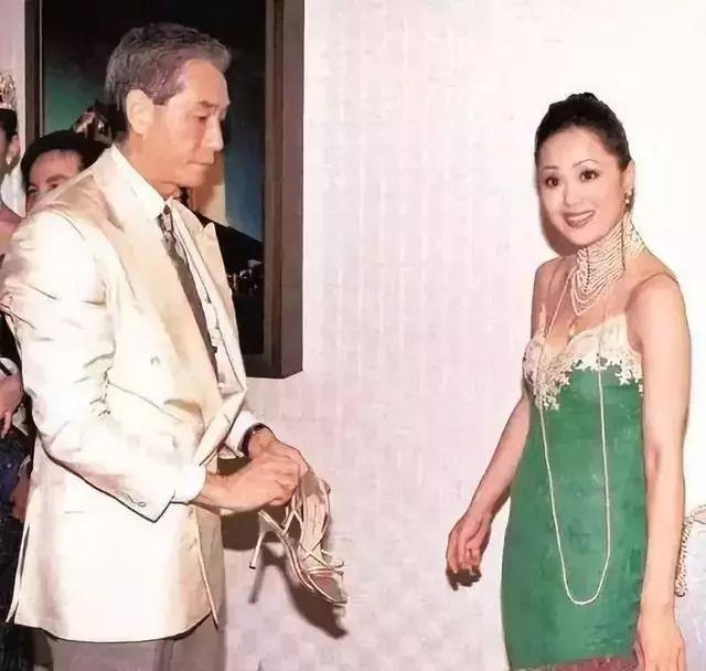 她曾嫁鐘鎮濤、與富商交往背負「香港第一妖女」罵名!如今逆轉命運活得精彩自在