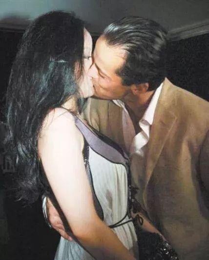 她曾嫁鐘鎮濤、與富商交往背負「香港第一妖女」罵名!如今逆轉命運活得精彩自在