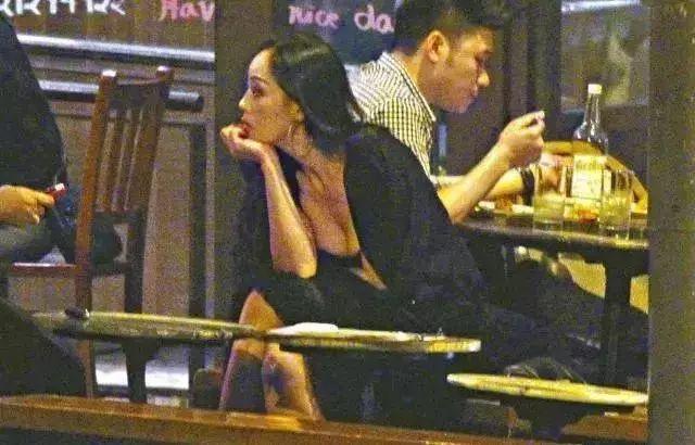 她曾嫁鐘鎮濤、與富商交往背負「香港第一妖女」罵名!如今逆轉命運活得精彩自在