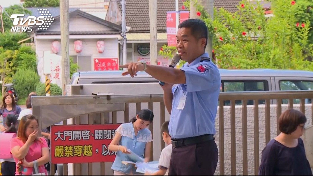國小保全超強記憶力！放學「喊千名學生名字」家長車牌全記住　淚曝過往：失業走投無路