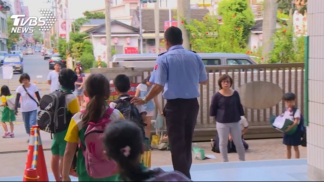 國小保全超強記憶力！放學「喊千名學生名字」家長車牌全記住　淚曝過往：失業走投無路