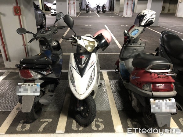 女網友機車「置物櫃突然打不開」急找鎖匠　對方「壓一下就解決」她不滿：沒用到技術還收錢