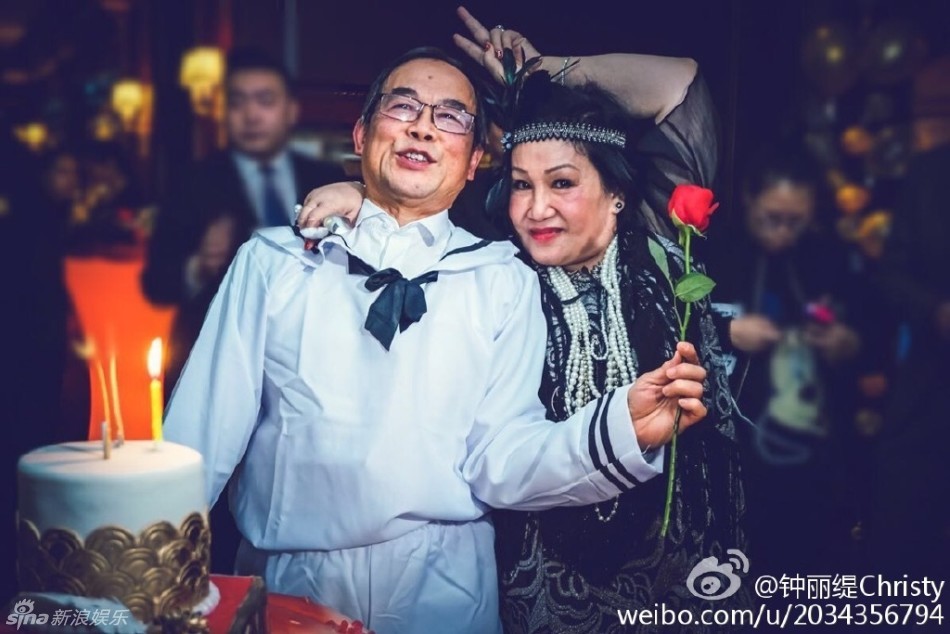 不老一家！鐘麗緹媽媽「打扮時髦」看不出72歲　「牽父母撒嬌」像小孩般幸福