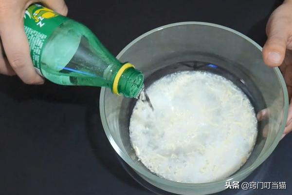 把香皂放進雪碧裡？清污漬去異味，實在太實用了