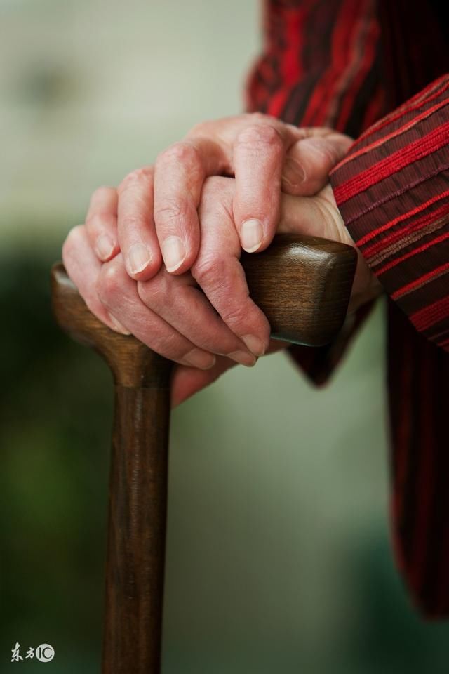 長輩都疼敗家子... 孝順養子「被老婆婆當空氣」只想親生兒  醫護怒嗆：做人不要這麼可悲