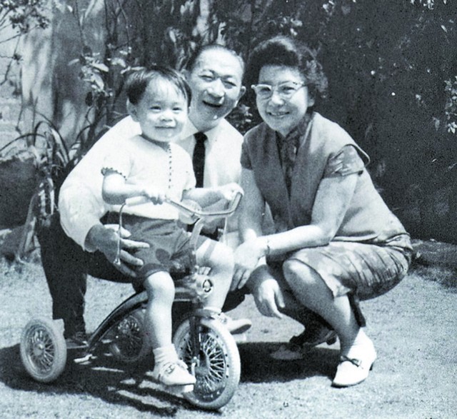 分手後不交惡!昔日情人落淚「13字送別嚴凱泰」 緣分盡了「仍暖心照顧她家人」情深義重