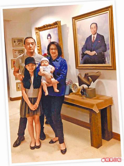 分手後不交惡!昔日情人落淚「13字送別嚴凱泰」 緣分盡了「仍暖心照顧她家人」情深義重