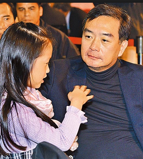 分手後不交惡!昔日情人落淚「13字送別嚴凱泰」 緣分盡了「仍暖心照顧她家人」情深義重