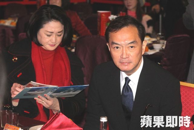 分手後不交惡!昔日情人落淚「13字送別嚴凱泰」 緣分盡了「仍暖心照顧她家人」情深義重