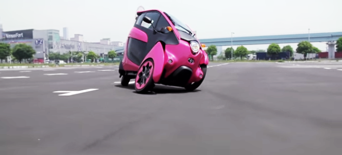 TOYOTA即將在台上市新款超級機車　「免加油只需充電3小時」還能遮風避雨！