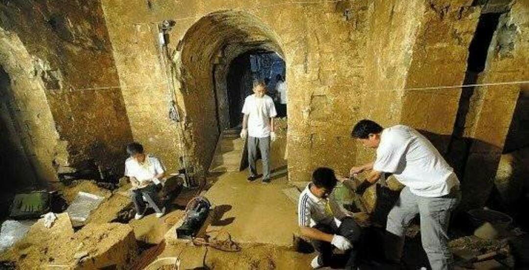 工地挖出千年古墓棺上寫著「開者即遭厄運」，專家打開後全都嘖嘖稱奇！