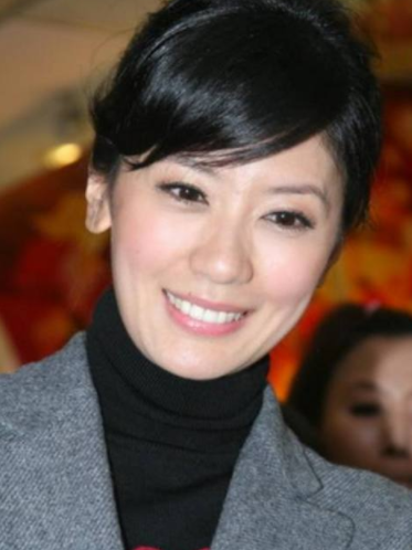 周迅44歲，賈靜雯44歲，王艷44歲都輸給她的44歲！