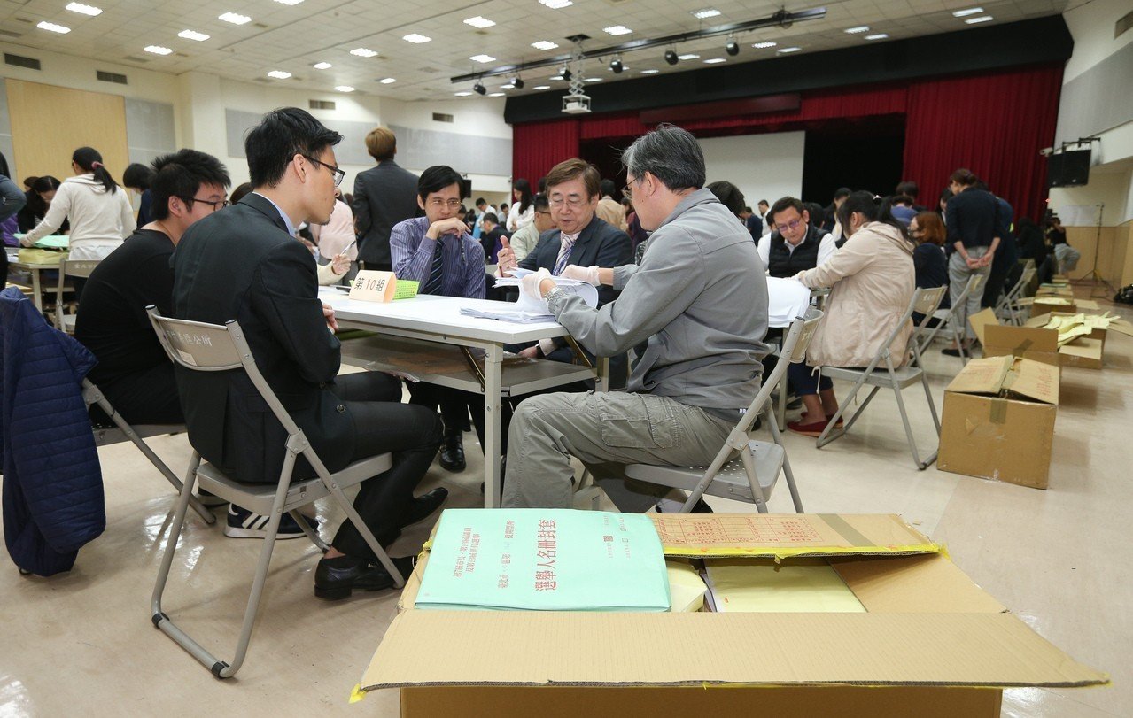 驗票現場超混亂！丁守中律師「硬要爭論廢票」：是我們的！　最後清點「60張票憑空消失」